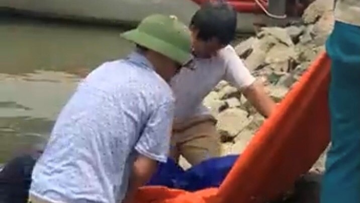 Thi thể người phụ nữ dạt vào bờ sông Lam, không giấy tờ tùy thân